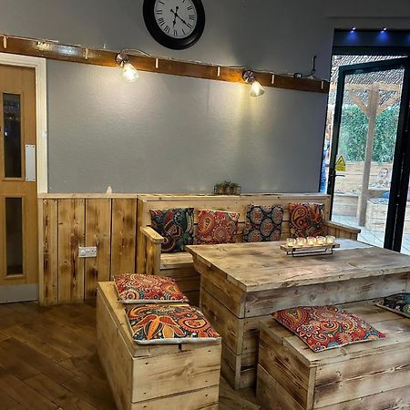 Black Bull Retreat, Barmston With Private Hot Tubs Driffield Kültér fotó
